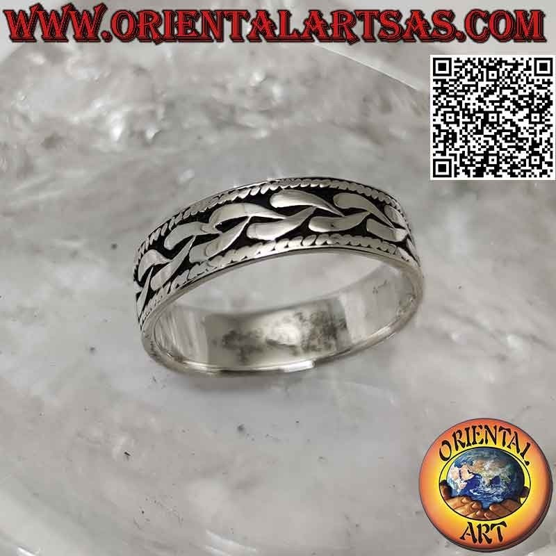Anillo de plata con banda trabajada, cadena plana surrealista en bajorrelieve