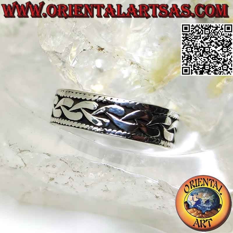 Anillo de plata con banda trabajada, cadena plana surrealista en bajorrelieve