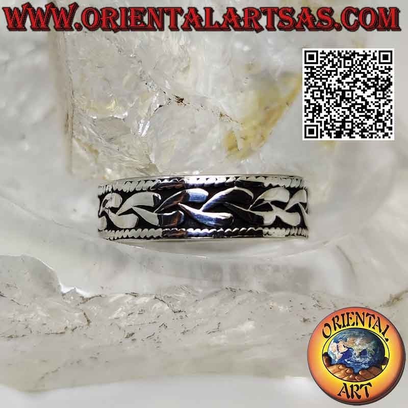 Anillo de plata con banda trabajada, cadena plana surrealista en bajorrelieve