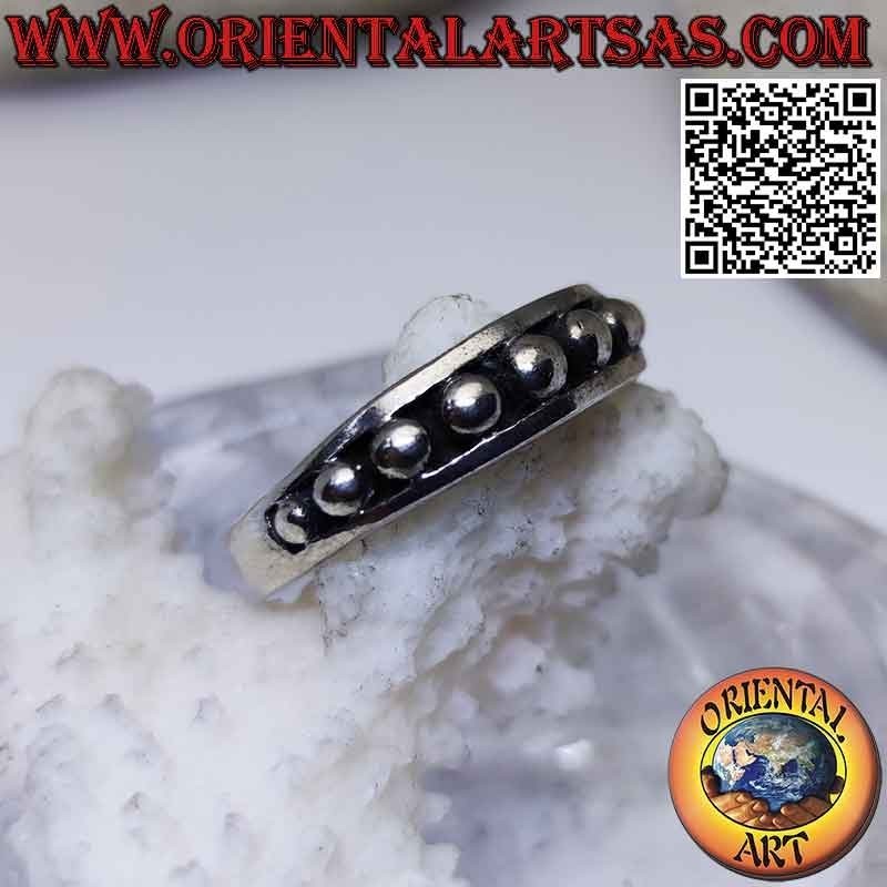 Anello in argento a fascia crescente con palline lisce ad altorilievo