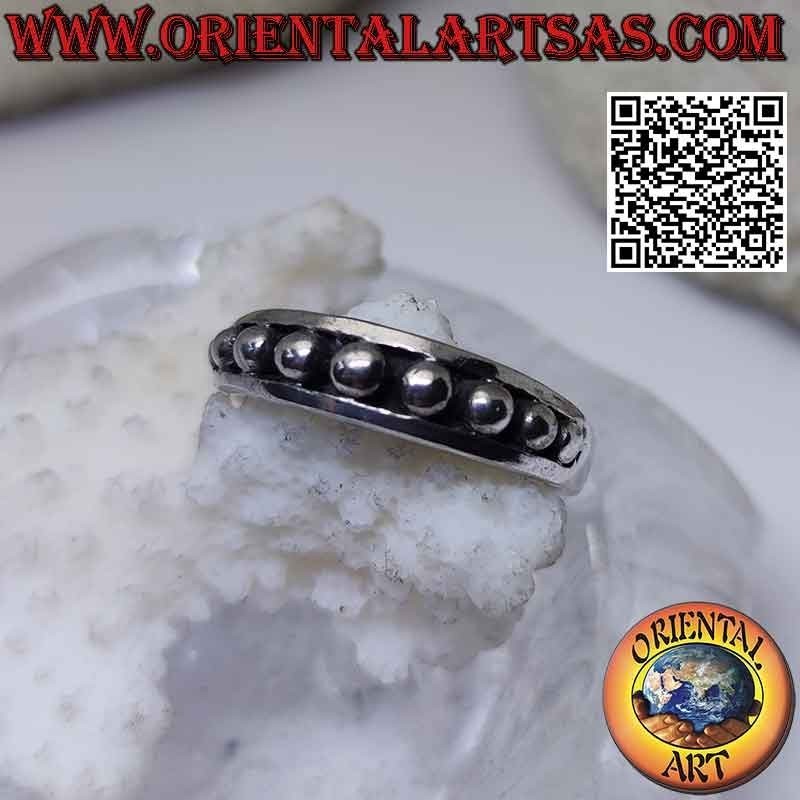 Bague en argent avec une bande croissante avec des boules lisses en haut relief