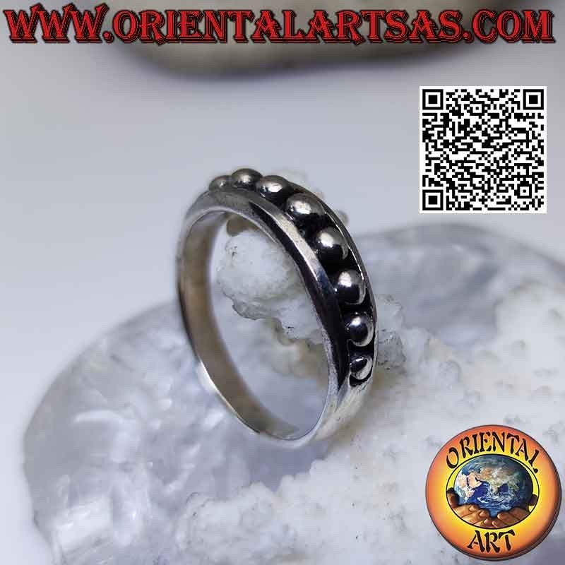 Anello in argento a fascia crescente con palline lisce ad altorilievo