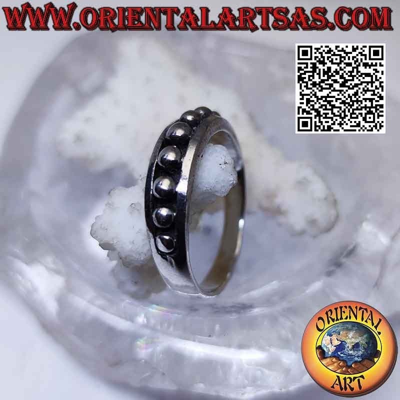 Silver ring with a growing band with smooth high relief balls