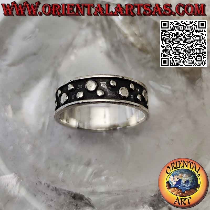 Anillo banda de plata trabajado con discos lisos en bajorrelieve