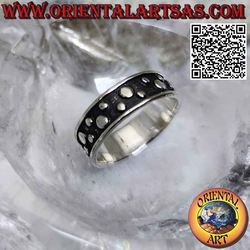 Bague en argent travaillée de disques lisses en bas-relief