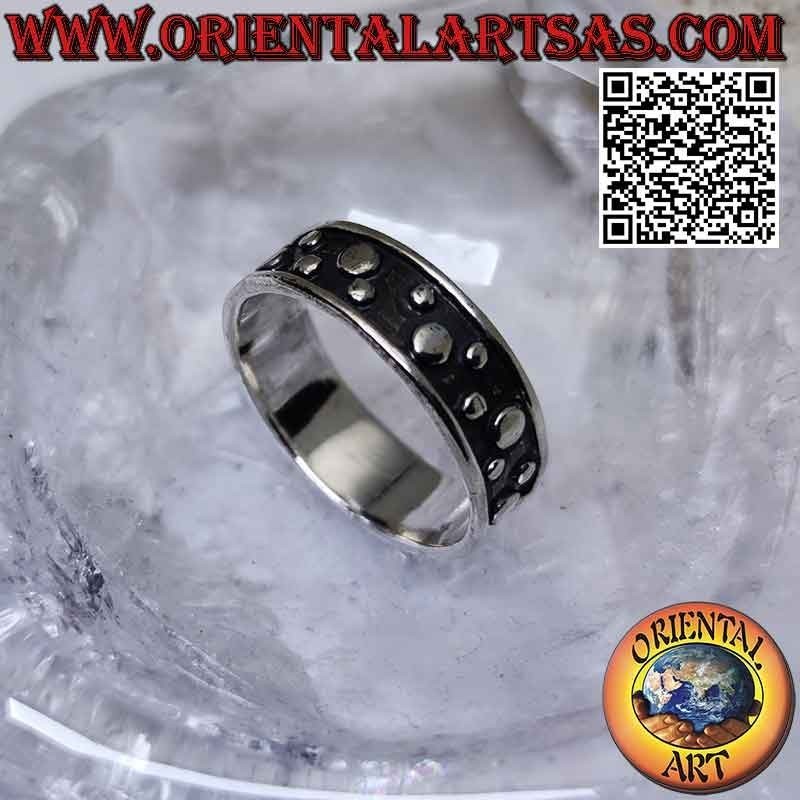 Silberner Bandring, gearbeitet mit glatten Flachrelief-Scheiben