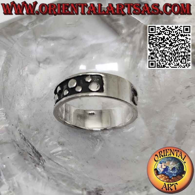 Silver band ring worked with smooth bas-relief discs