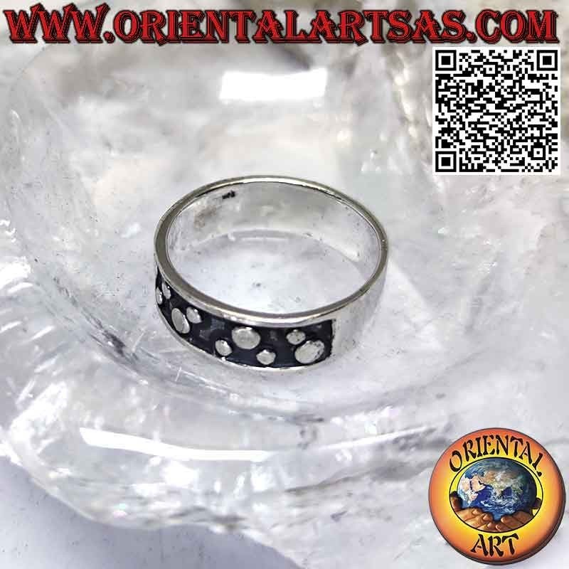 Bague en argent travaillée de disques lisses en bas-relief