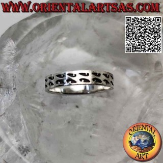 Anillo banda de plata trabajado con pares de líneas onduladas con grabado profundo