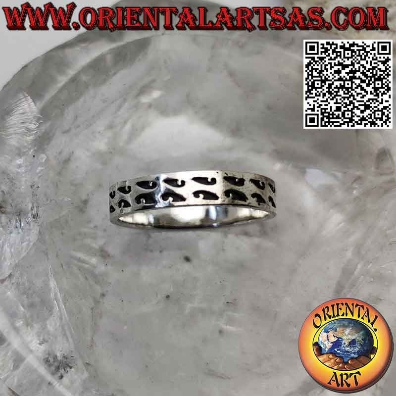 Anello in argento a fascia lavorata con coppie di linee ondulate ad incisione profonda