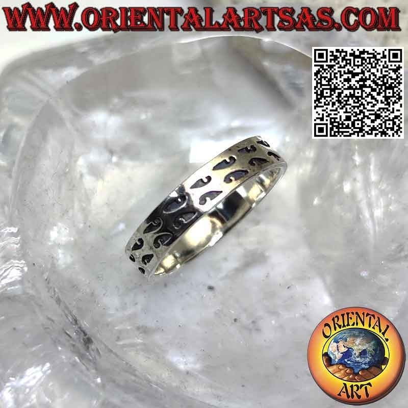 Anillo banda de plata trabajado con pares de líneas onduladas con grabado profundo