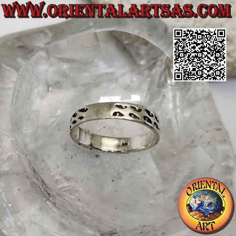 Anillo banda de plata trabajado con pares de líneas onduladas con grabado profundo