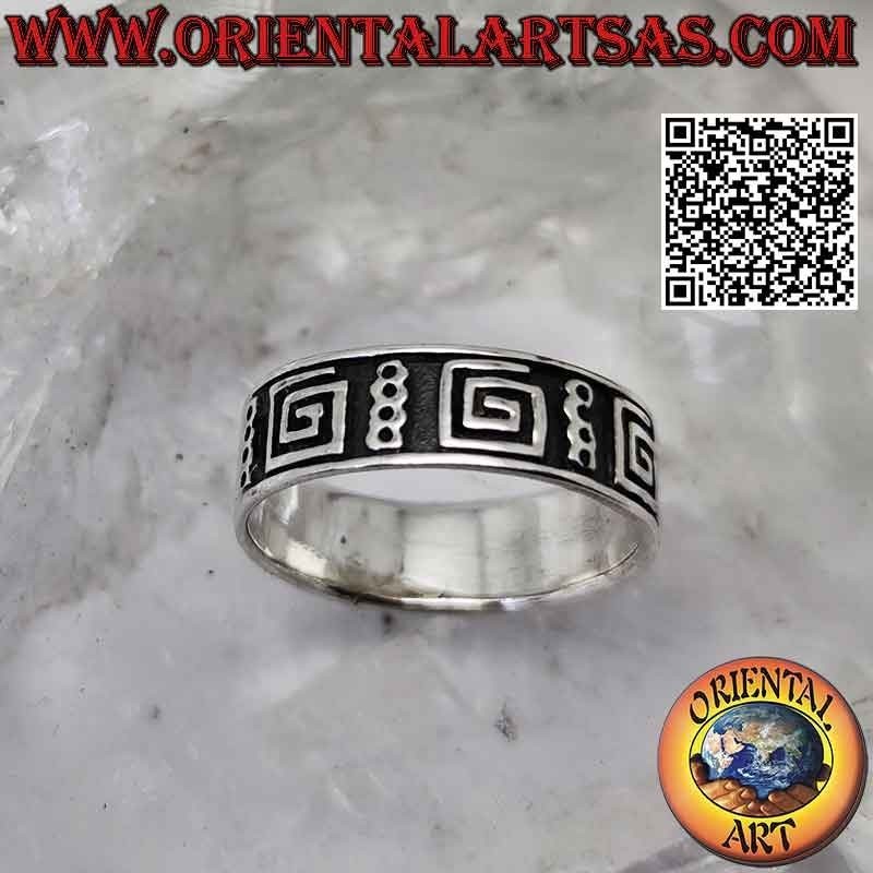 Bague en argent travaillée d'une série de spirales carrées lisses en bas-relief