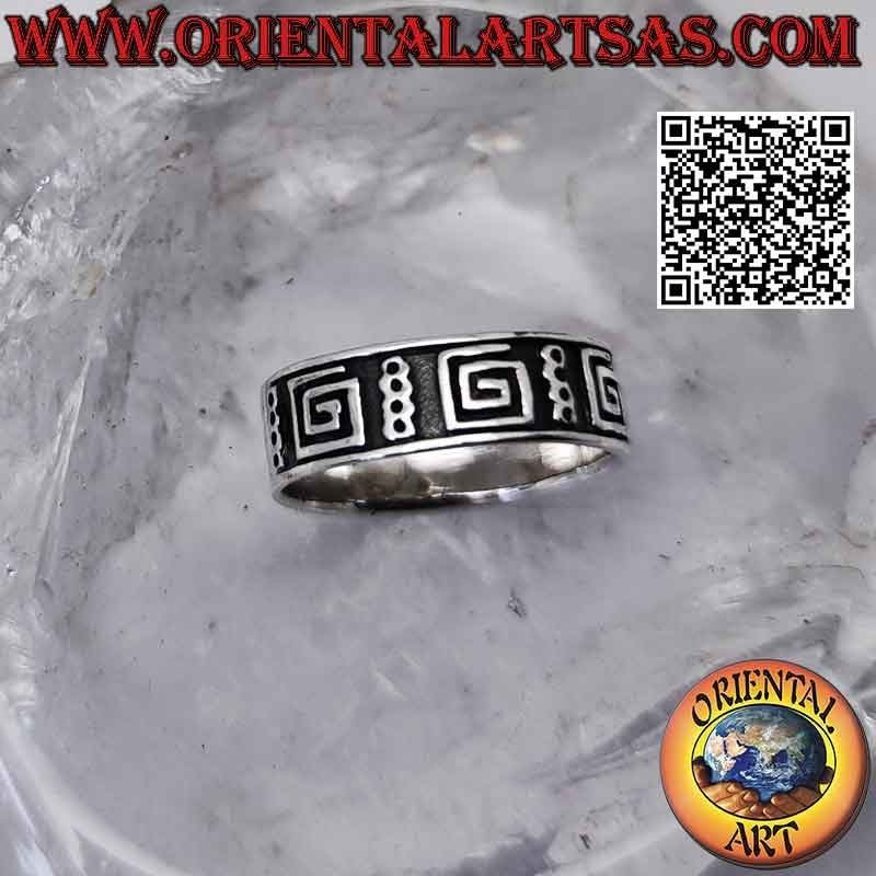 Anello in argento a fascia lavorata con serie di spirali lisce squadrate a bassorilievo