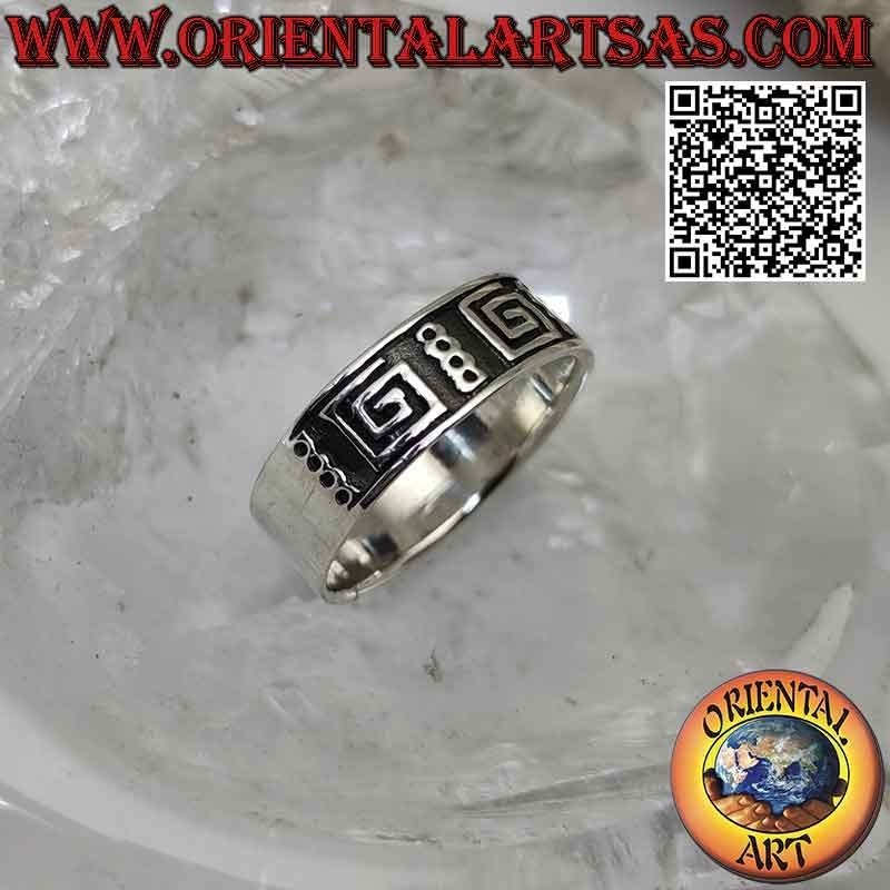Bague en argent travaillée d'une série de spirales carrées lisses en bas-relief