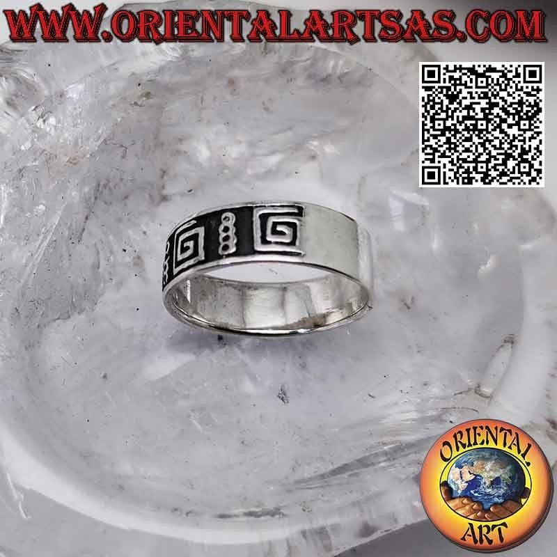 Anello in argento a fascia lavorata con serie di spirali lisce squadrate a bassorilievo