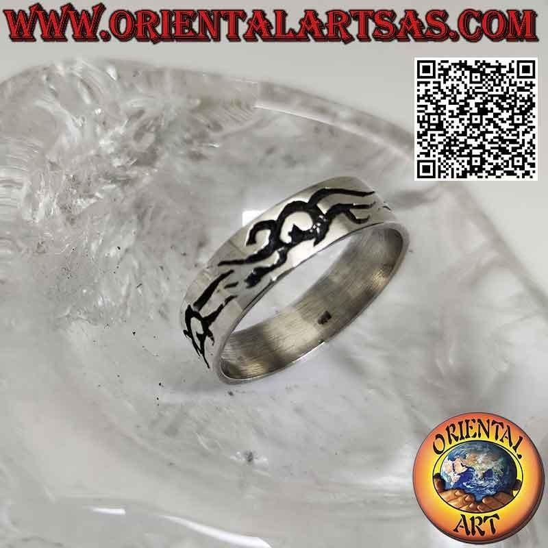 Bague en argent à bande lisse avec symbole tribal gravé trois fois