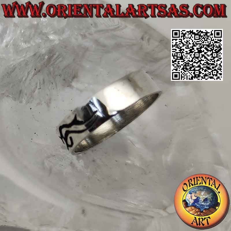 Anello in argento a fascia liscia con simbolo tribale inciso tre volte