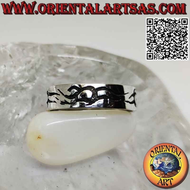 Anillo de plata de banda lisa con símbolo tribal grabado tres veces