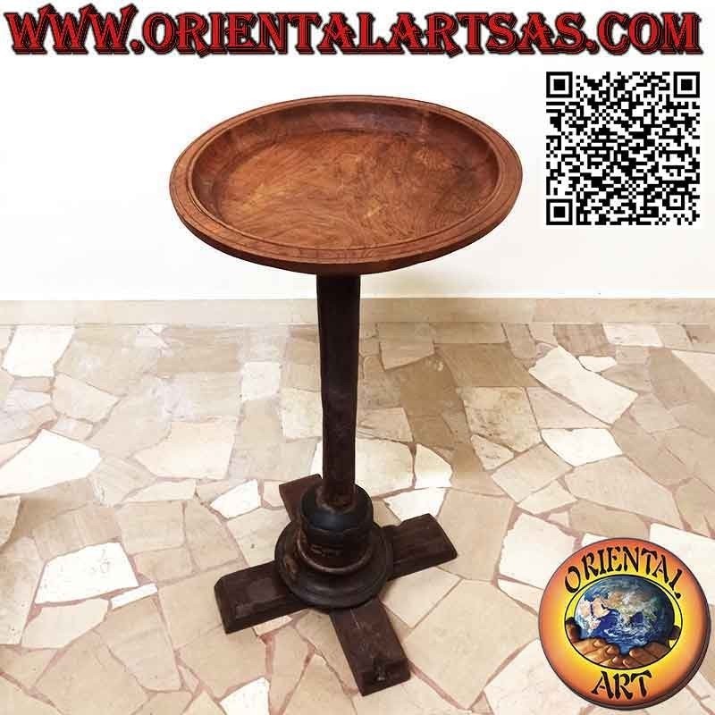 Mesita redonda con tapa descentralizada sobre eje curvo en madera de teca antigua