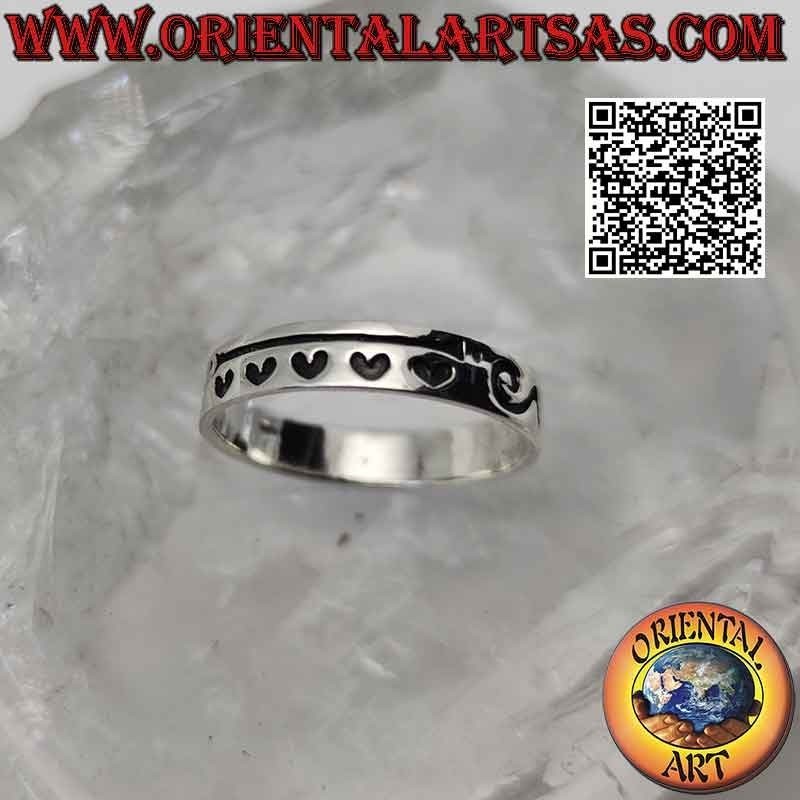 Bague en argent jonc lisse à décor tribal et cœurs profondément gravés