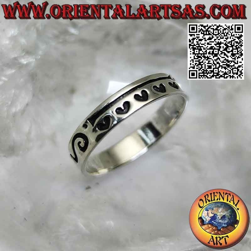 Bague en argent jonc lisse à décor tribal et cœurs profondément gravés