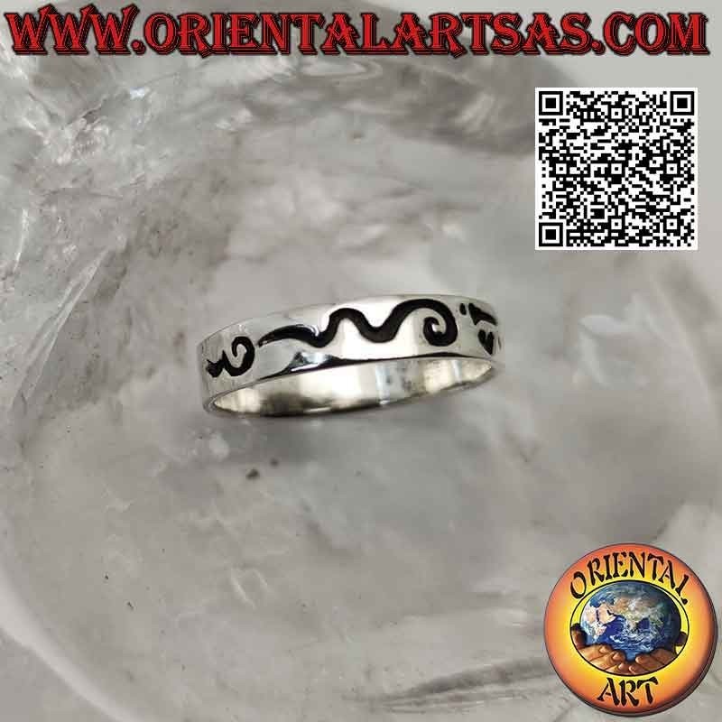 Anello in argento a fascia liscia con decoro tribale e cuori ad incisione profonda