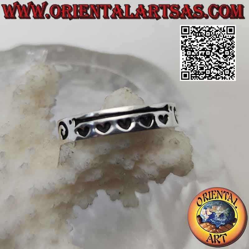 Anillo de plata de banda lisa con decoración tribal y corazones profundamente grabados
