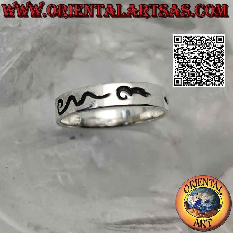 Anillo de plata de banda lisa con decoración tribal y corazones profundamente grabados