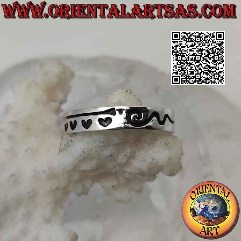 Smooth band silver ring with tribal decoration and deeply engraved hearts