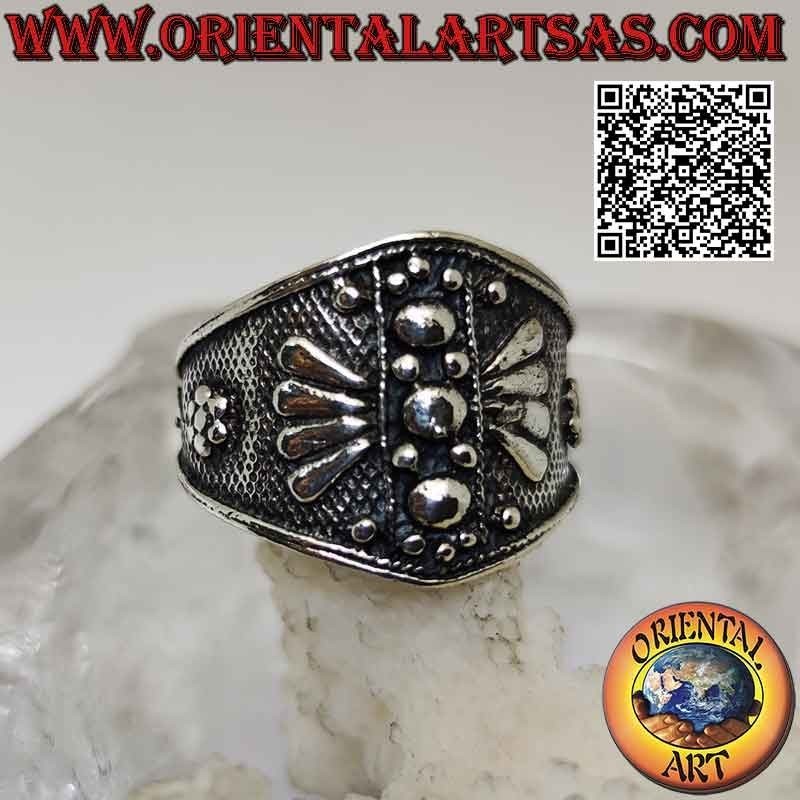 Bague en argent avec une large bande croissante avec un fond pointillé et des décorations géométriques en bas-relief
