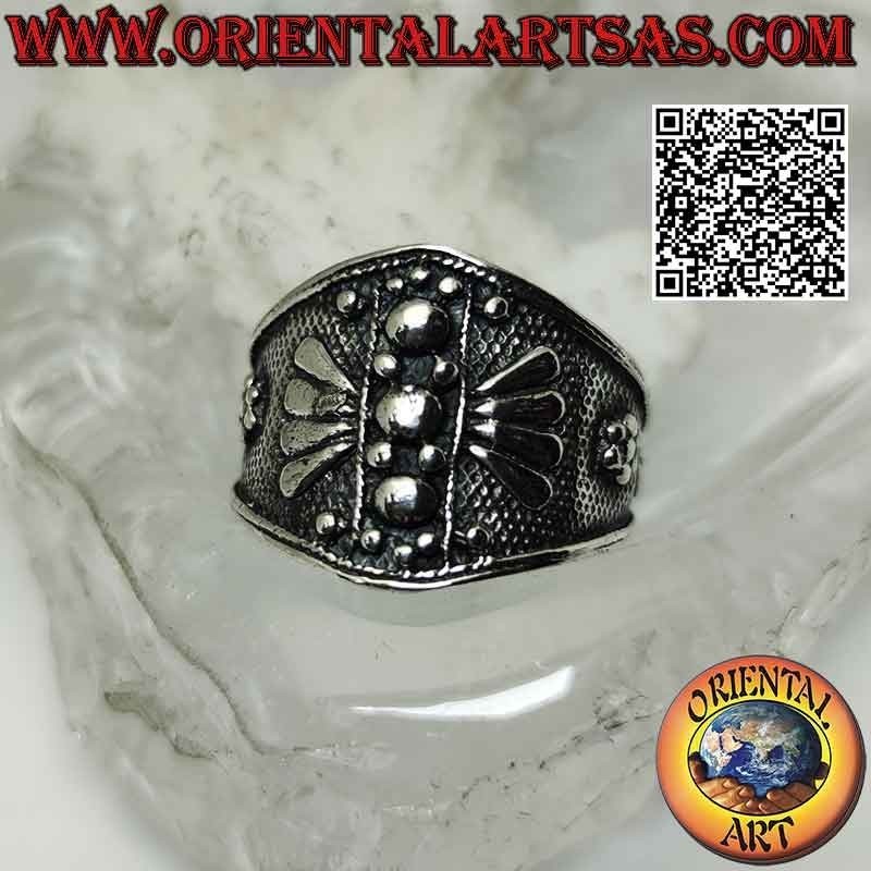 Bague en argent avec une large bande croissante avec un fond pointillé et des décorations géométriques en bas-relief