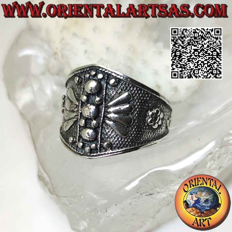Anillo de plata con banda ancha creciente con fondo punteado y decoraciones geométricas en bajorrelieve