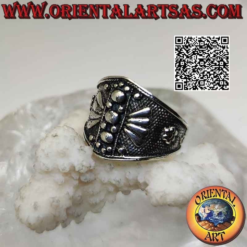 Anillo de plata con banda ancha creciente con fondo punteado y decoraciones geométricas en bajorrelieve