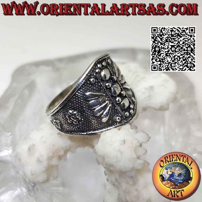 Anillo de plata con banda ancha creciente con fondo punteado y decoraciones geométricas en bajorrelieve