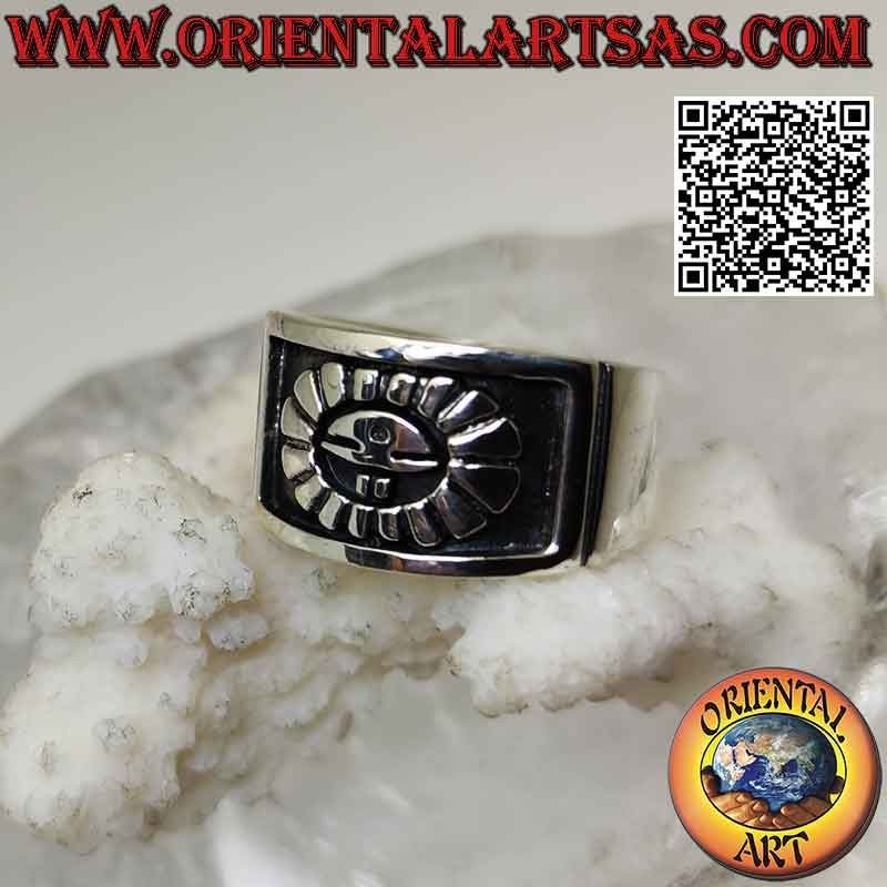 Anillo de plata de banda ancha creciendo con sol místico azteca en bajorrelieve