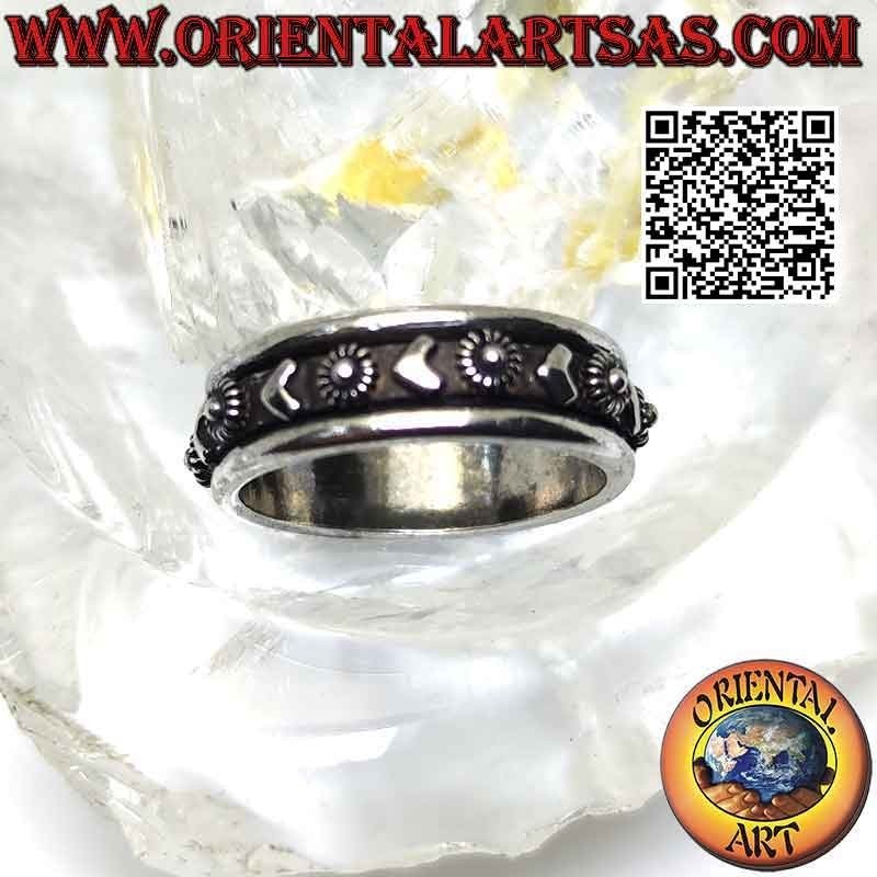 Anillo de plata con banda antiestrés, corazón liso y flor alterna