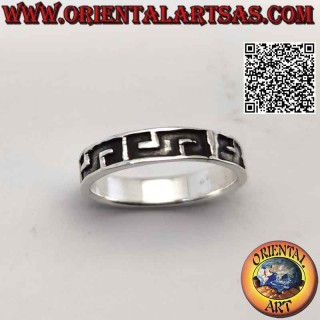 Anello in argento a fascia lavorata con serie di "S" stampatello orizzontali ad incisione profonda