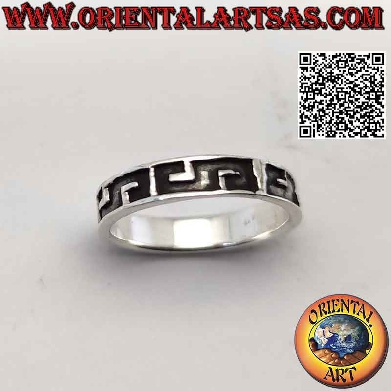 Bague en argent travaillée avec une série de lettres majuscules horizontales avec gravure profonde