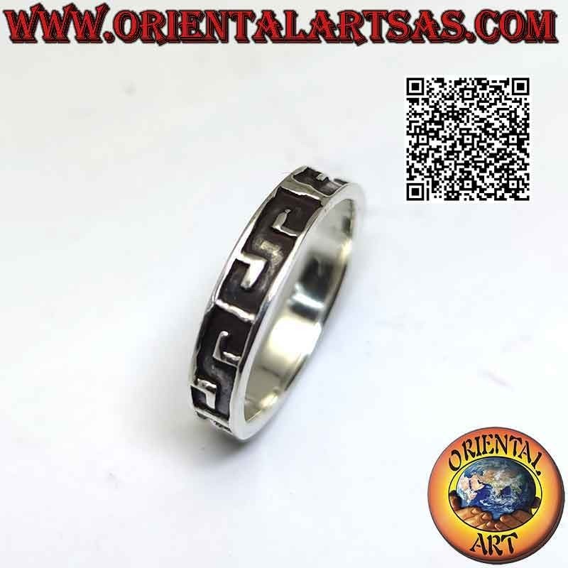 Anillo de banda de plata trabajado con una serie de letras mayúsculas horizontales con grabado profundo