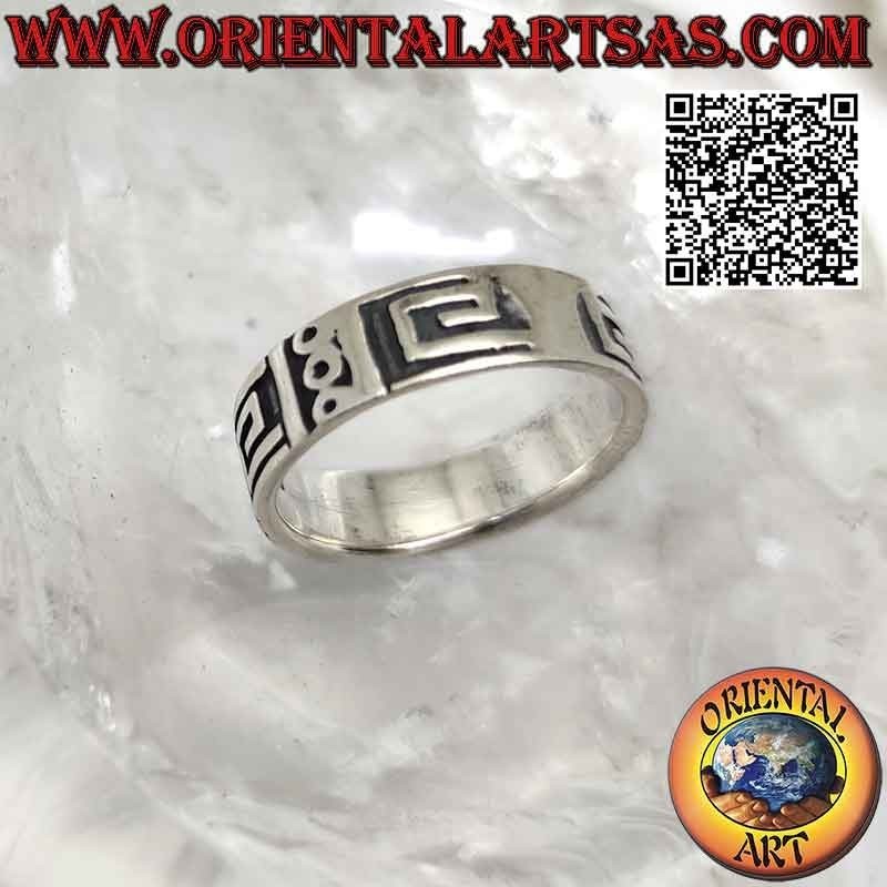 Bague en argent travaillée avec une série de spirales et de cercles carrés lisses sur un fond lisse