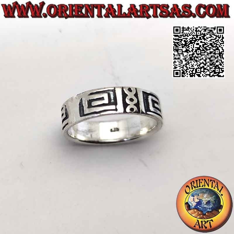 Bague en argent travaillée avec une série de spirales et de cercles carrés lisses sur un fond lisse