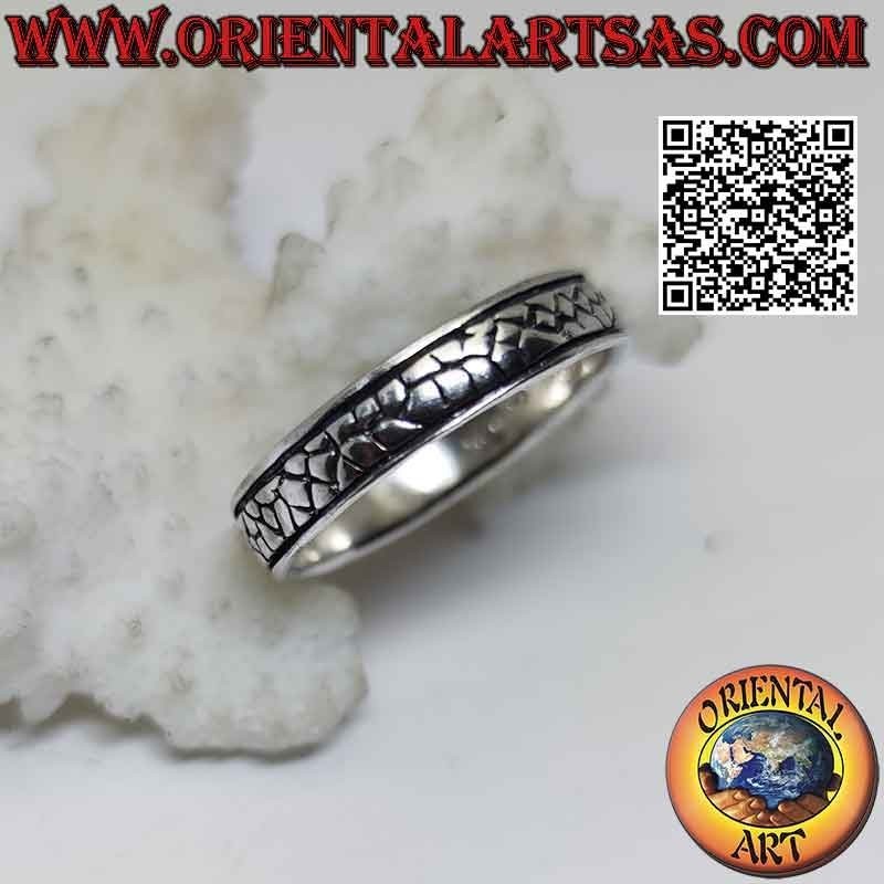 Anillo de plata con banda labrada grabada, piel de serpiente o cocodrilo