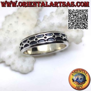 Anillo de plata trabajado con una serie de semicírculos opuestos con grabado profundo y una bola entre ellos.