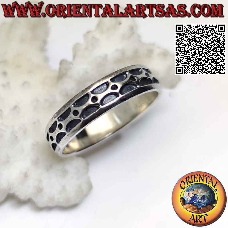 Anello in argento a fascia lavorata con serie di semicerchi opposti ad incisione profonda e pallina tra essi