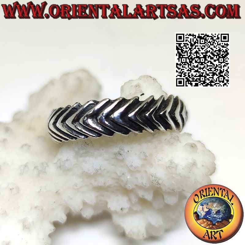Anillo de banda de plata trabajado con una serie de flechas direccionales grabadas y en forma.