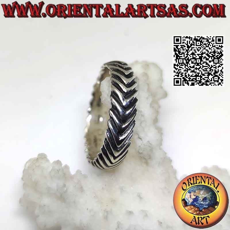 Silver band ring worked with a series of engraved and shaped directional arrows