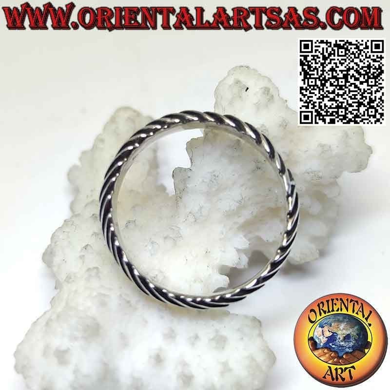 Anillo de banda de plata trabajado con una serie de flechas direccionales grabadas y en forma.