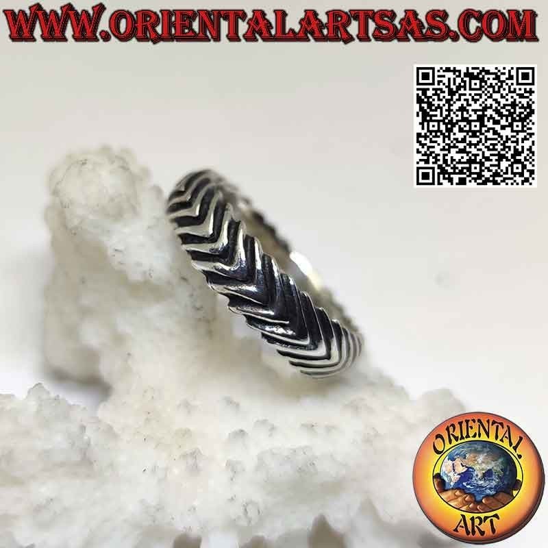 Anillo de banda de plata trabajado con una serie de flechas direccionales grabadas y en forma.