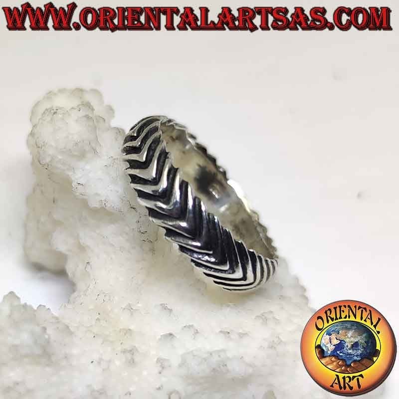 Silver band ring worked with a series of engraved and shaped directional arrows